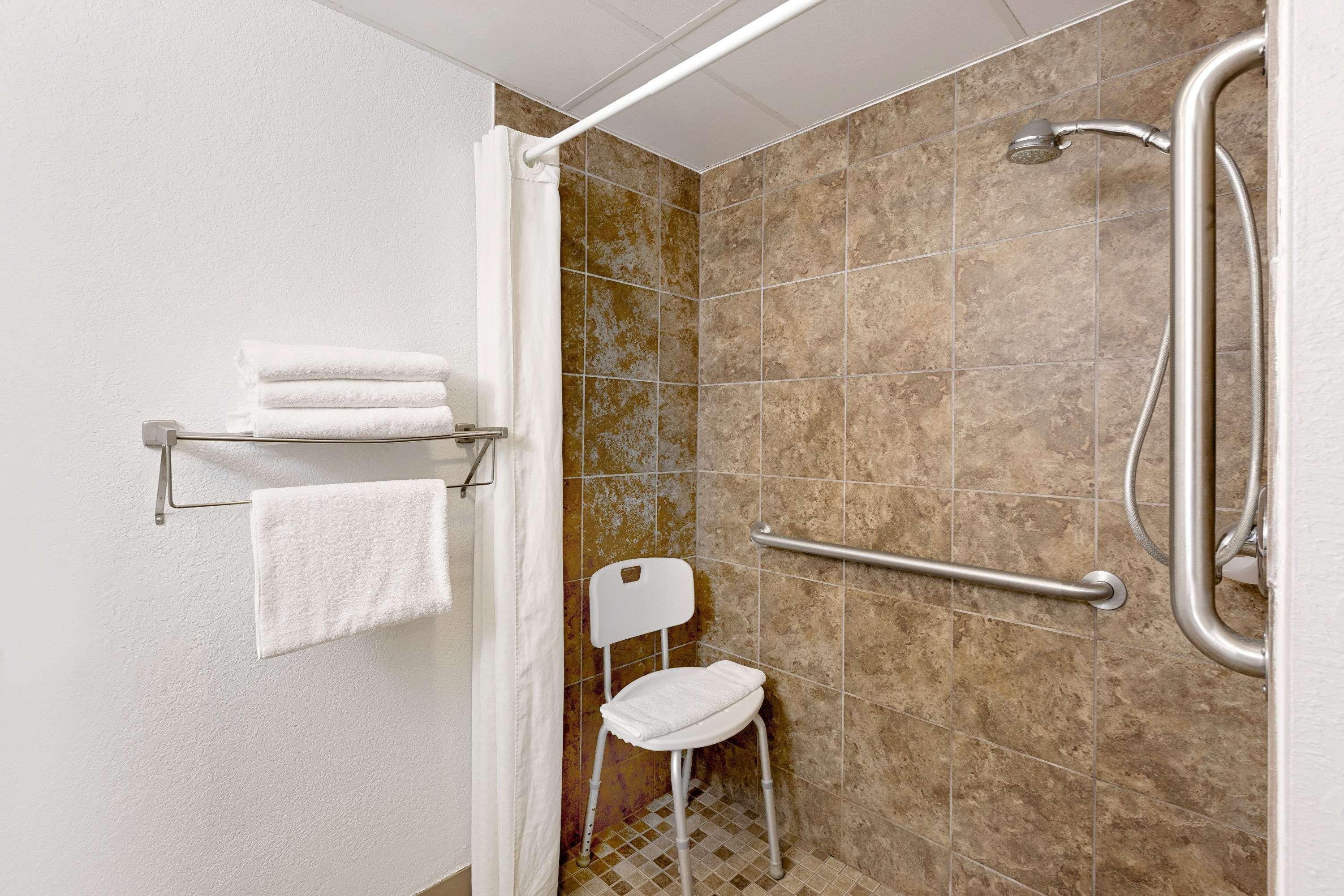 Super 8 By Wyndham St. James Εξωτερικό φωτογραφία